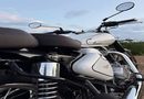 Royal Enfield Classic 350 को मिला नया Signature White रंग, 2.24 लाख रुपये में हुई लॉन्च